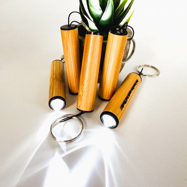 Mini-Taschenlampe aus Bambus mit Schlüsselanhänger