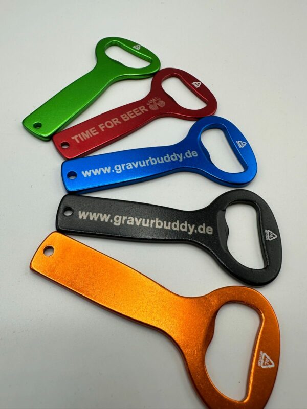 Flaschenöffner aus Aluminium mit Gravur